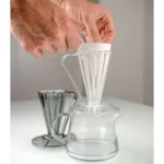 תהליך חליטת קפה פילטר בשימוש עם טפטפת Cafec Flower Dripper Deep 27 בזמן מזיגת מים