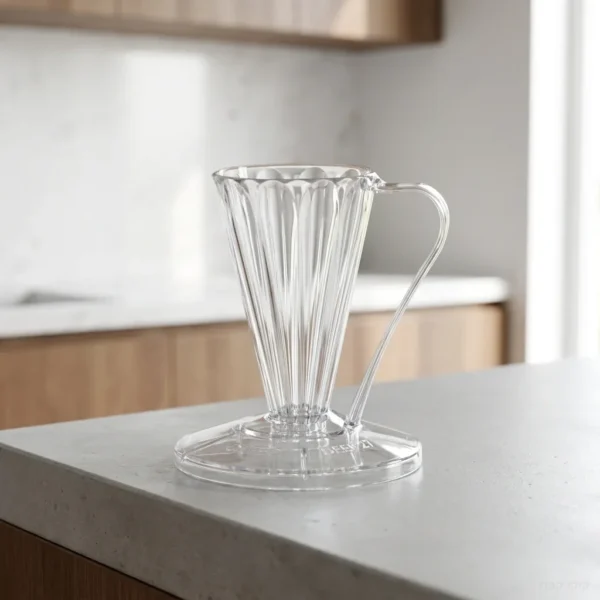 מבט מלמעלה אל תוך דריפר Cafec Flower Dripper Deep 27 המציג את פתח היציאה התחתון והמבנה הצר