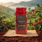 קפה רואנדה Reserve Blend - שקית הקפה על רקע מטע קפה בהרי רואנדה