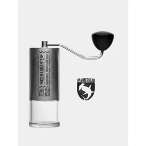 מטחנת קפה ידנית Comandante C40 Lab Series Hammerhead עם סמל הסדרה, מבט קדמי על רקע בהיר