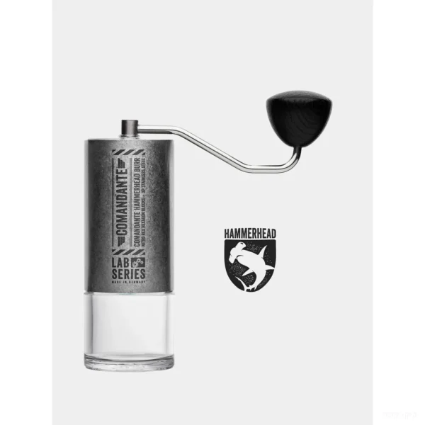 מטחנת קפה ידנית Comandante C40 Lab Series Hammerhead עם סמל הסדרה, מבט קדמי על רקע בהיר