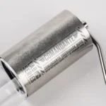 גוף המטחנה Comandante C40 Lab Series Tigershark עם הכיתוב COMANDANTE TIGERSHARK BURR