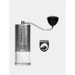 מטחנת קפה ידנית Comandante C40 Lab Series Tigershark עם סמל הסדרה, מבט קדמי על רקע בהיר
