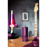 מטחנת קומנדנטה C40 Deep Purple BB Style ניצבת על שולחן עץ לצד פולי קפה, צילום אווירה