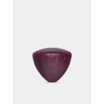 כפתור עץ אלון מלא בגוון Deep Purple של מטחנת Comandante C40 BB Style, תקריב על רקע בהיר