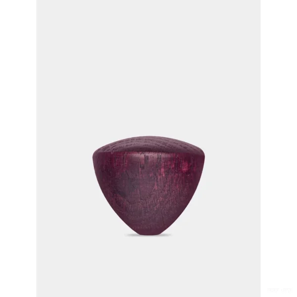 כפתור עץ אלון מלא בגוון Deep Purple של מטחנת Comandante C40 BB Style, תקריב על רקע בהיר