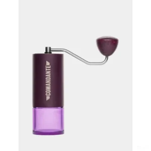 מטחנת קפה ידנית Comandante C40 Nitro Blade Deep Purple BB Style עם כפתור עץ אלון סגול וצנצנת פולימר סגולה, מבט חזית על רקע בהיר