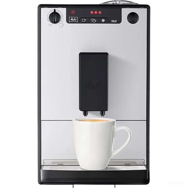 מכונת קפה אוטומטית Melitta Solo Pure Silver עם ספל גדול מתחת לפיית המזיגה המתכווננת