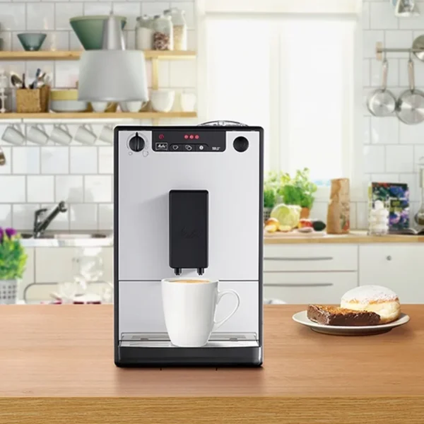 מכונת קפה אוטומטית Melitta Solo Pure Silver על שיש במטבח בהיר