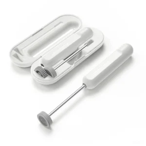 מקציף חלב נטען Subminimal NanoFoamer GO בפעולה בתוך כד חלב להכנת לאטה ארט