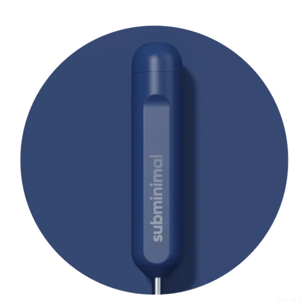 מכשיר להקצפת חלב Subminimal NanoFoamer GO עומד על שיש המטבח לצד מכונת אספרסו