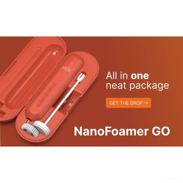 מקציף חלב Subminimal NanoFoamer GO עומד לצד כוס קפה הפוך עם קצף סמיך וקטיפתי