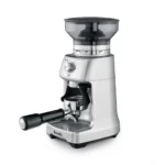 מטחנת קפה Sage Dose Control Pro SCG600 במבט תלת רבעי, עם ידית החליטה נעולה בעריסת הטחינה