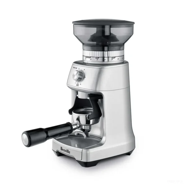 מטחנת קפה Sage Dose Control Pro SCG600 במבט תלת רבעי, עם ידית החליטה נעולה בעריסת הטחינה
