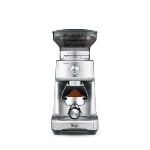 מטחנת קפה Sage Dose Control Pro (Breville) SCG600 נירוסטה במבט חזיתי על רקע לבן, עם מיכל פולים מלא וידית חליטה בעריסה
