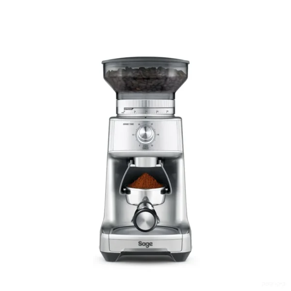 מטחנת קפה Sage Dose Control Pro (Breville) SCG600 נירוסטה במבט חזיתי על רקע לבן, עם מיכל פולים מלא וידית חליטה בעריסה