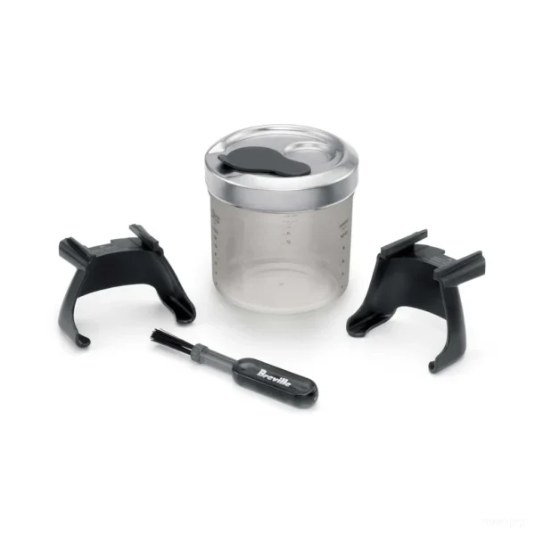 תכולת האריזה של מטחנת Sage Smart Grinder Pro SCG820: שתי עריסות פורטפילטר, מיכל לקפה טחון עם מכסה ומברשת ניקוי