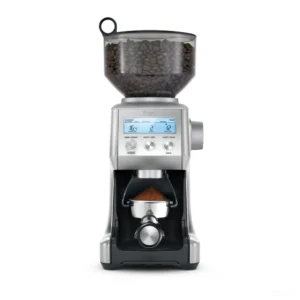 מטחנת קפה Sage Smart Grinder Pro (Breville) SCG820 נירוסטה מוברשת במבט חזיתי על רקע לבן, עם מיכל פולים מלא וצג LCD דולק