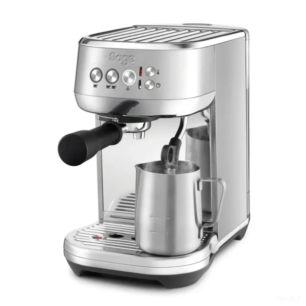 לוח הכפתורים של מכונת האספרסו Sage Bambino Plus SES500 עם כד חלב מוקצף בזמן עבודה