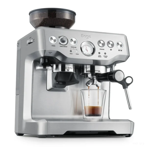 מכונת אספרסו Sage Barista Express (Breville) SES875 נירוסטה במבט תלת רבעי, מוזגת אספרסו לכוס זכוכית