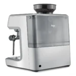 מכונת אספרסו Sage Barista Express (Breville) SES875 נירוסטה במבט אחורי אלכסוני על מיכל המים הנשלף ועל לוגו Sage