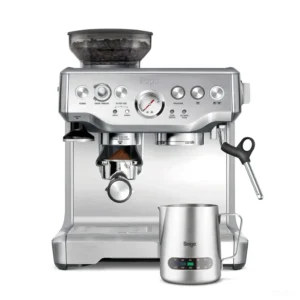 מכונת אספרסו Sage Barista Express (Breville) SES875 נירוסטה במבט חזיתי על רקע לבן, לצד קנקן ההקצפה מנירוסטה