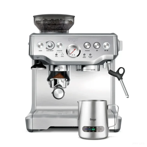 מכונת אספרסו Sage Barista Express (Breville) SES875 נירוסטה במבט חזיתי על רקע לבן, לצד קנקן ההקצפה מנירוסטה