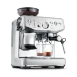 מכונת אספרסו Sage Barista Express Impress SES876 במבט תלת רבעי, מוזגת אספרסו כפול לשתי כוסות