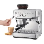 משיכת ידית הדחיסה של מערכת Impress Puck System במכונת אספרסו Sage Barista Express Impress SES876