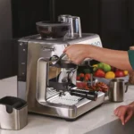 הפעלת זרוע הדחיסה המסייעת של מכונת האספרסו Sage Barista Express Impress SES876 על משטח שיש במטבח