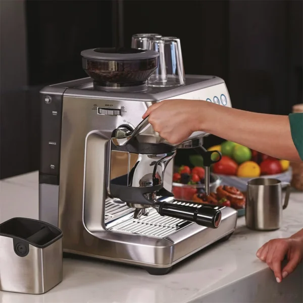 הפעלת זרוע הדחיסה המסייעת של מכונת האספרסו Sage Barista Express Impress SES876 על משטח שיש במטבח