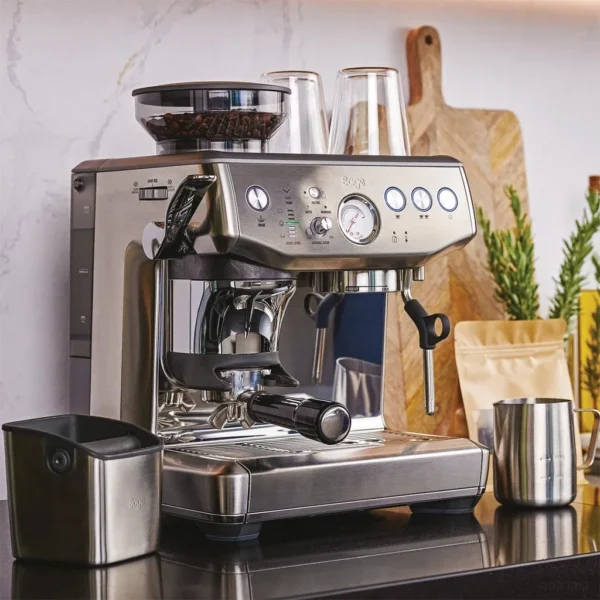 מכונת אספרסו Sage Barista Express Impress SES876 עם מיכל ריקון וכד הקצפה מנירוסטה על השיש