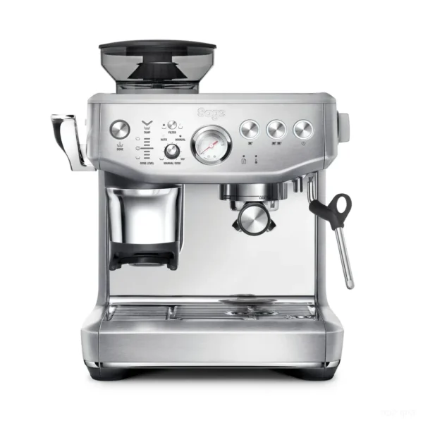 מכונת אספרסו Sage Barista Express Impress SES876 בנירוסטה מוברשת, מבט חזיתי על רקע לבן