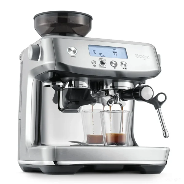 מכונת אספרסו Sage Barista Pro SES878 מוזגת שתי מנות אספרסו, עם צג ה-LCD דולק וזרוע הקיטור בצד