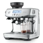מבט תלת רבעי על מכונת אספרסו Sage Barista Pro SES878, עם ידית החליטה נעולה בראש החליטה ומזיגה כפולה