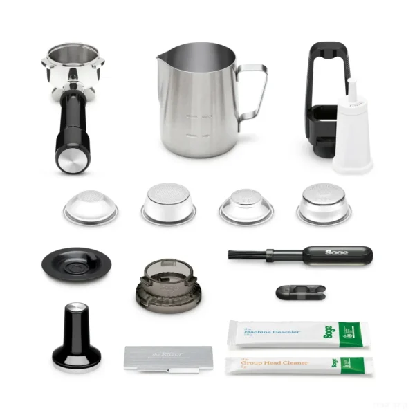 תכולת האריזה של Sage Barista Pro SES878: ידית חליטה, ארבעה פילטרים, כד הקצפה, כלי Razor, משפך מינון וערכת ניקוי