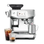 מכונת אספרסו Sage Barista Touch Impress SES882 לצד כוס קולד ברו, אספרסו קר וכד חלב מנירוסטה