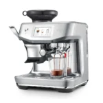 מבט תלת רבעי על מכונת Sage Barista Touch Impress SES882 בזמן מזיגת אספרסו מידית החליטה