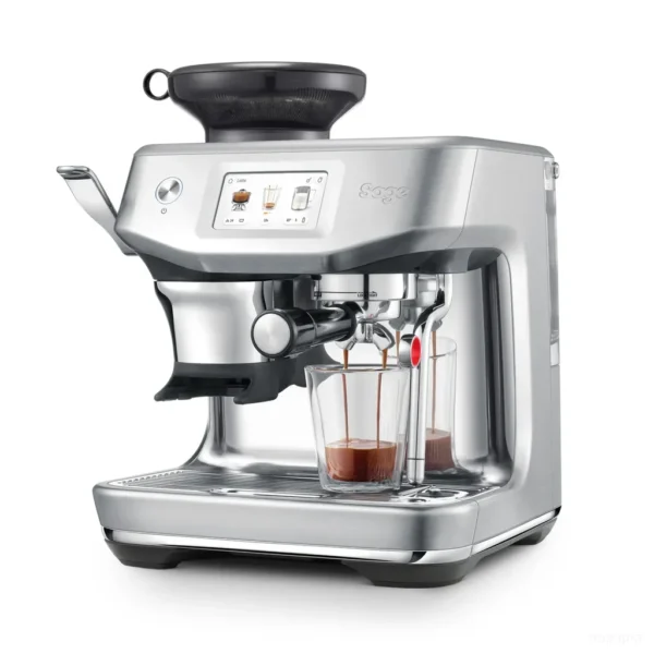 מבט תלת רבעי על מכונת Sage Barista Touch Impress SES882 בזמן מזיגת אספרסו מידית החליטה