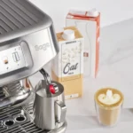 הקצפת חלב אוטומטית Auto MilQ במכונת Sage Barista Touch Impress SES882 עם חלב שיבולת שועל וכוס לאטה