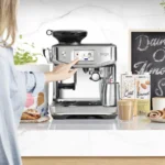 מכונת אספרסו Sage Barista Touch Impress SES882 על שיש במטבח, עם הגדרות לחלב שקדים ולחלב שיבולת שועל