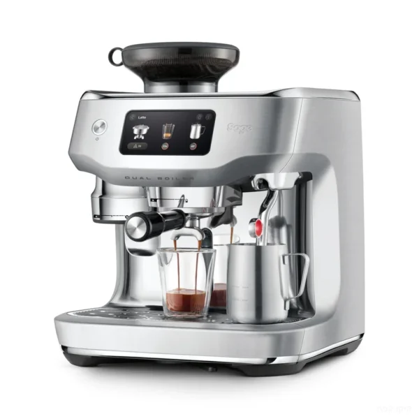 מכונת אספרסו Sage Oracle Dual Boiler SES995 בנירוסטה מוברשת במבט תלת רבעי עם מנת אספרסו וכד חלב