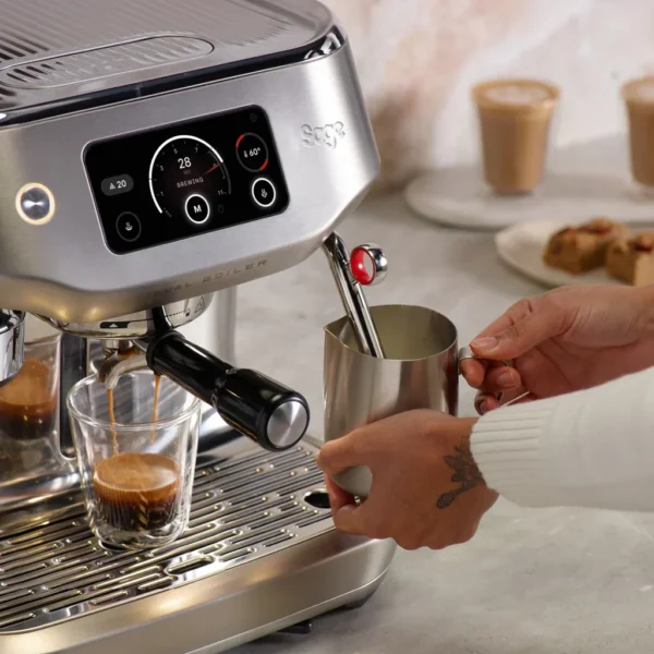 מסך המגע 5.7 אינץ' וזרוע הקיטור של מכונת Sage Oracle Dual Boiler SES995 בזמן הקצפת חלב