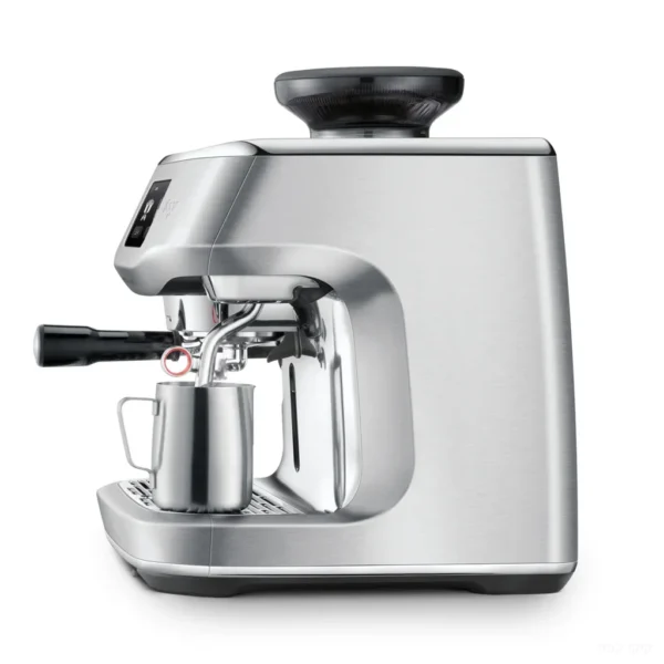 מבט מהצד על מכונת אספרסו Sage Oracle Dual Boiler SES995 נירוסטה עם זרוע הקיטור וכד החלב