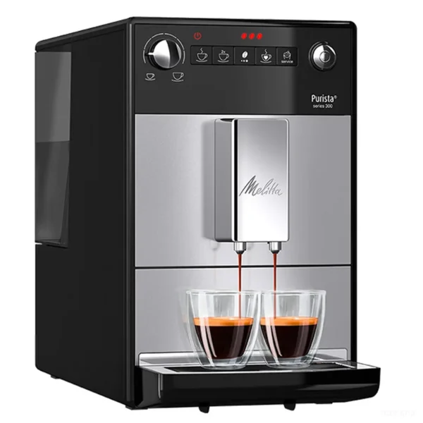 מכונת קפה אוטומטית Melitta Purista Series 300 כסופה בזווית שלושת רבעי, עם מיכל המים בצד המכונה
