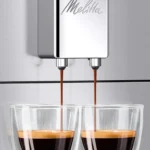 פיית הקפה הכפולה של Melitta Purista Series 300 כסופה מוזגת שתי מנות אספרסו עם קרמה