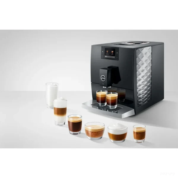 מכונת קפה אוטומטית Jura C9 Piano Black - מבט תלת רבעי לצד מגוון משקאות הקפה והחלב שהמכונה מכינה