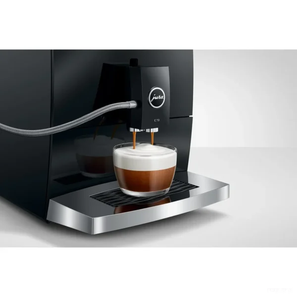 מכונת קפה אוטומטית Jura C9 Piano Black - הכנת קפוצ'ינו עם צינור החלב המחובר לפייה הכפולה