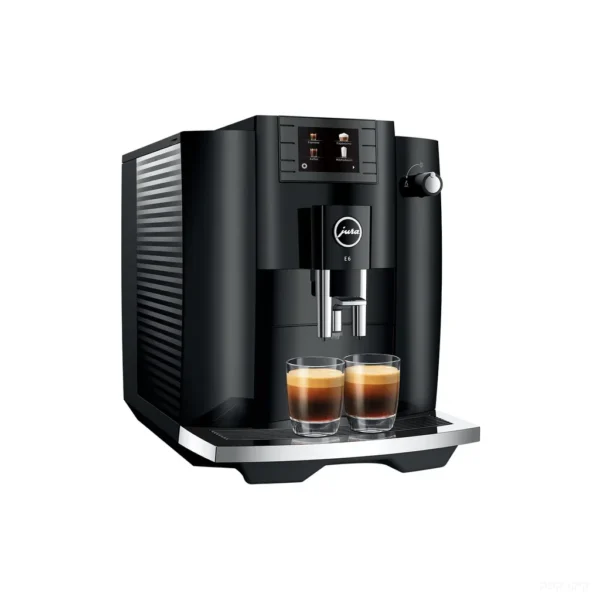 מכונת קפה אוטומטית Jura E6 Piano Black, מבט זווית שמראה את הדופן המחורצת ואת מגש הטפטוף