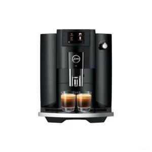 מכונת קפה אוטומטית Jura E6 Piano Black דור 3, מבט חזית על רקע לבן עם שתי כוסות אספרסו